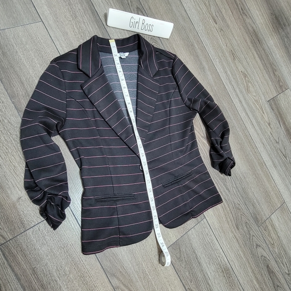 ✨️3 For $30✨️TAG Adorable Blazer (S) - Picture 9 of 10